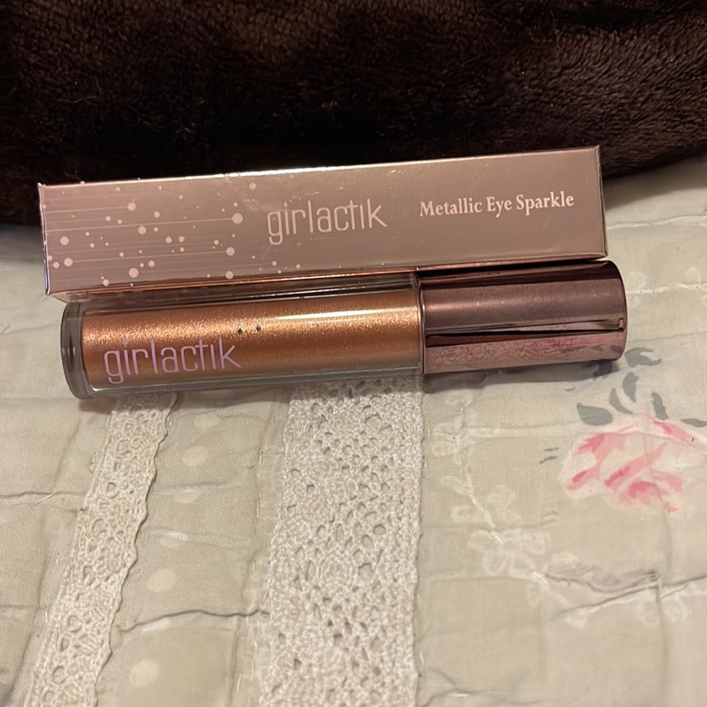 Girlactik metallic eye sparkle eyeshadow in shade Glam